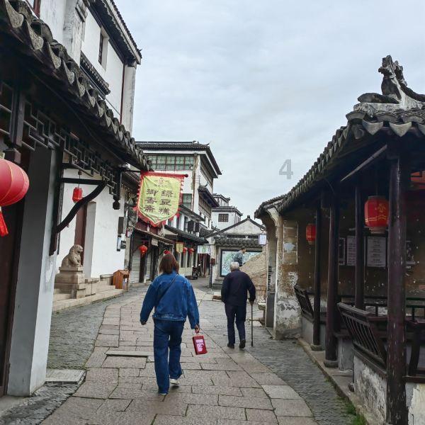 孟宪东在库伦旗走访慰问老党员